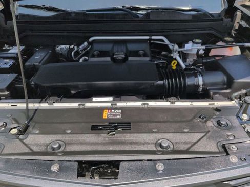 Used 2025 Chevrolet Colorado Trail Boss AWD/4WD image 31