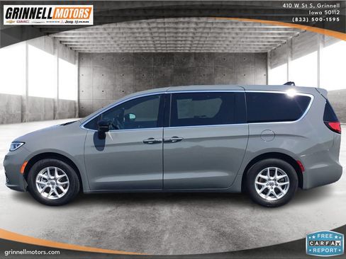 Used 2025 Chrysler Pacifica Select FWD image 8