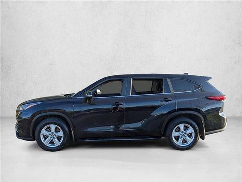 Used 2023 Toyota Highlander LE image 9
