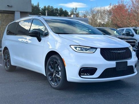 New 2026 Chrysler Pacifica Select w/ S Appearance Package image 8