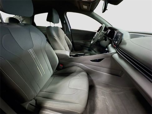 Used 2023 Hyundai Elantra SEL image 29