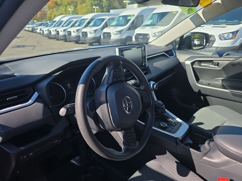 Used 2021 Toyota RAV4 XLE w/ Convenience Package image 29