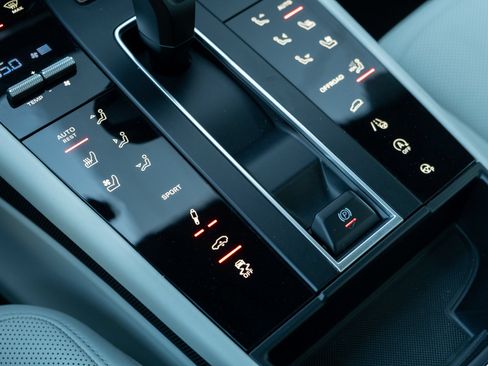 Certified 2022 Porsche Macan AWD/4WD image 35