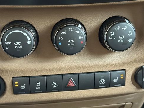 Used 2018 Jeep Wrangler Unlimited Rubicon w/ Connectivity Group image 31