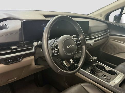 Used 2025 Kia Carnival FWD image 18