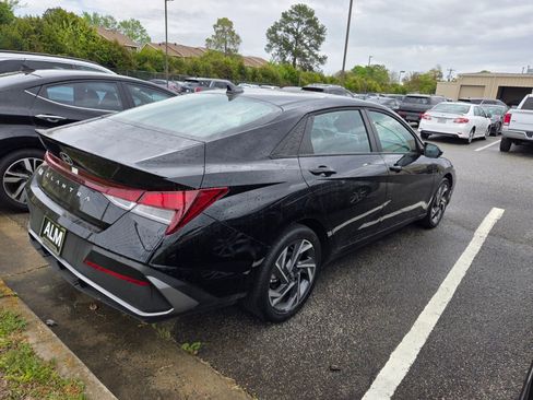 Used 2025 Hyundai Elantra Sport image 9