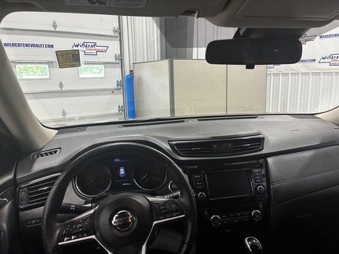 Used 2019 Nissan Rogue SV AWD/4WD image 2
