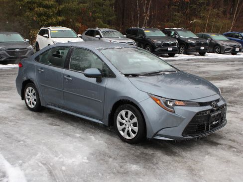 Used 2025 Toyota Corolla LE image 3