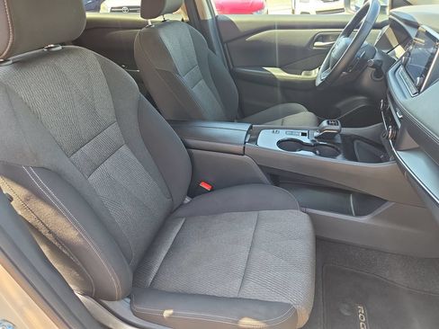 Used 2025 Nissan Rogue SV FWD image 10