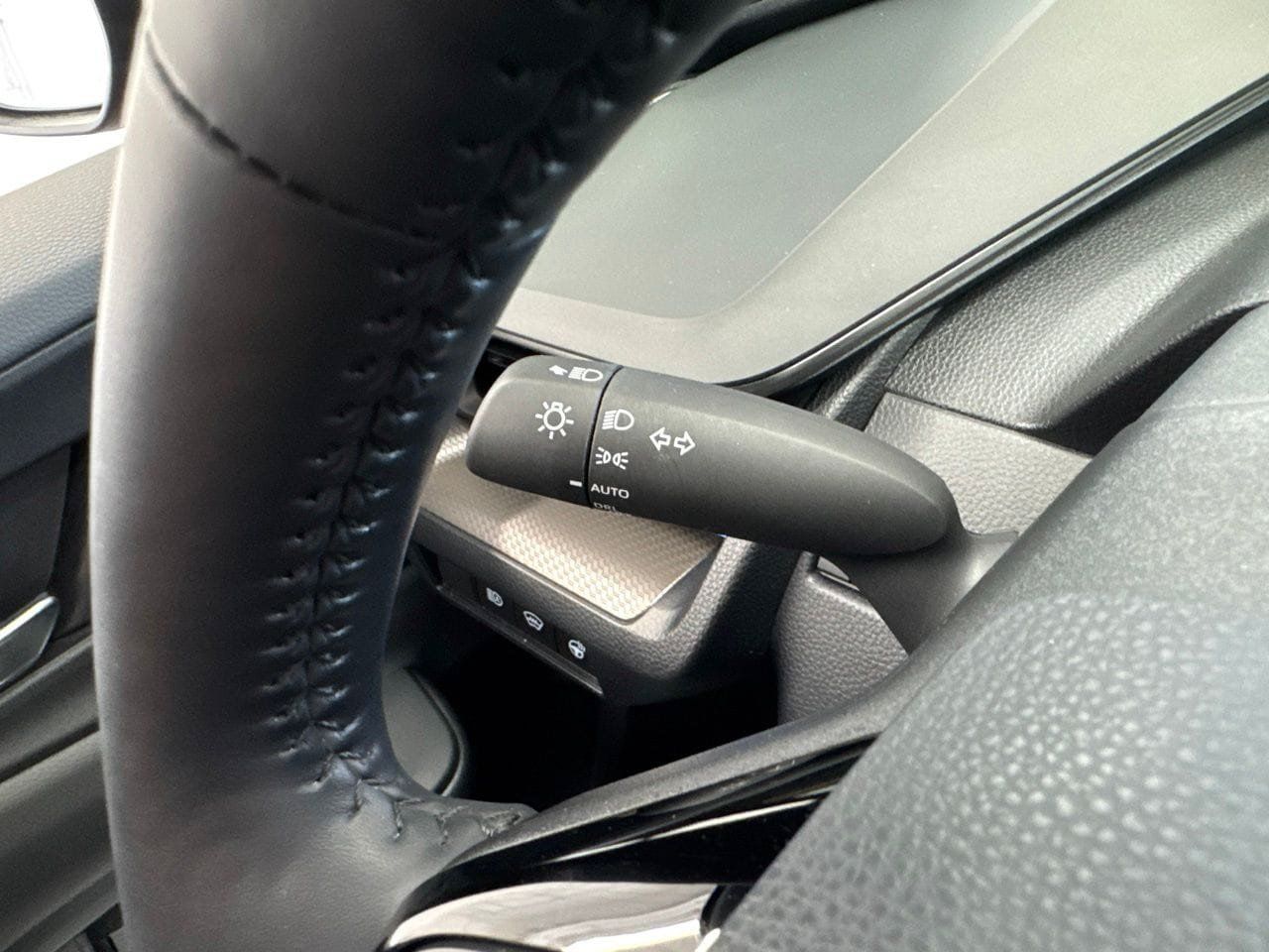Used 2025 Toyota Prius XLE FWD image 21
