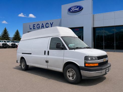 Used 2017 Chevrolet Express 2500 Extended RWD image 1