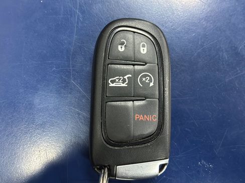 Used 2020 Jeep Cherokee Limited w/ Technology Group FWD image 34