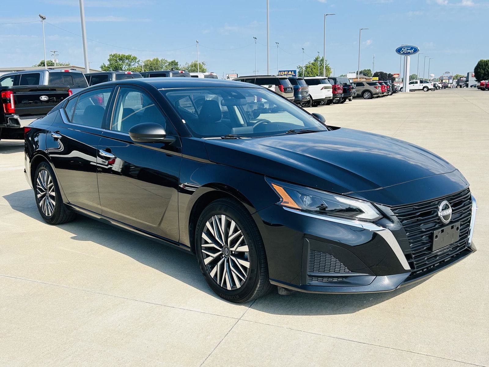 Used 2025 Nissan Altima 2.5 SV FWD image 2