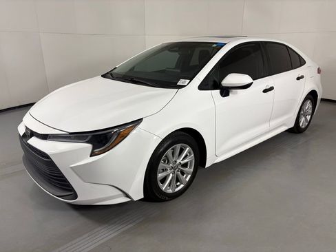 Used 2023 Toyota Corolla LE w/ LE Premium Package FWD image 5