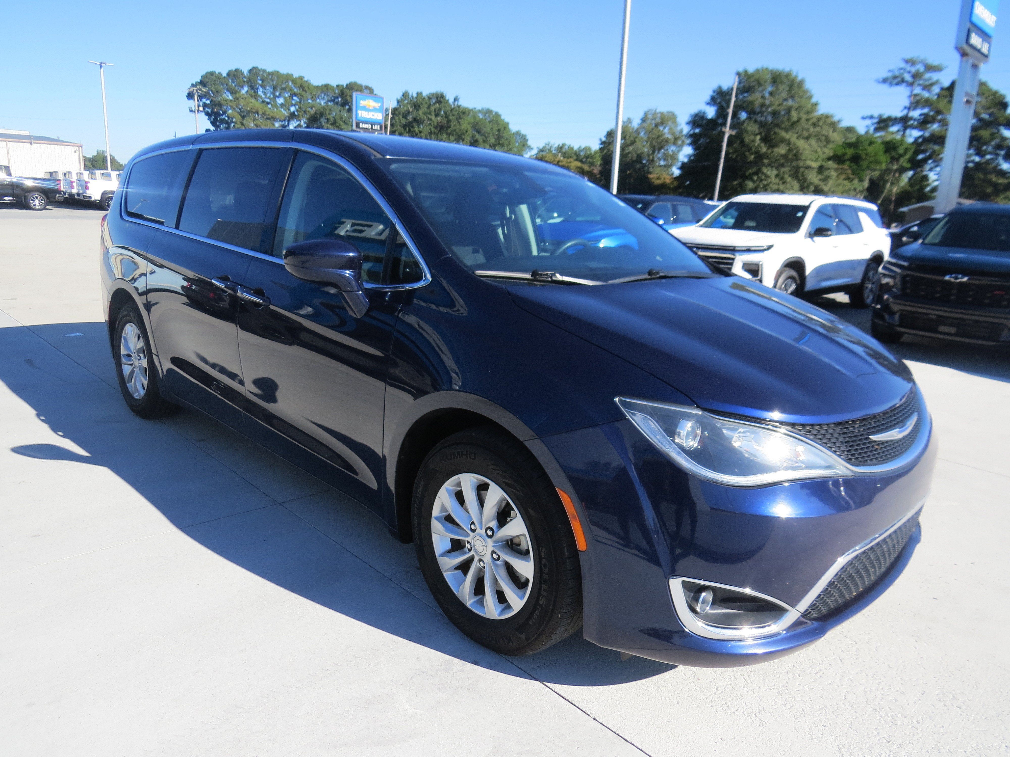 Used 2018 Chrysler Pacifica Touring Plus FWD image 3
