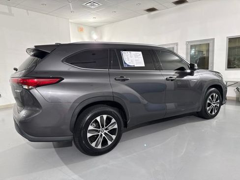Used 2021 Toyota Highlander XLE FWD image 16