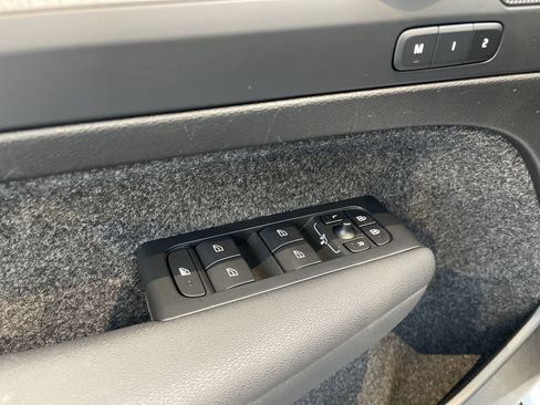 Used 2025 Volvo XC40 B5 Plus image 16