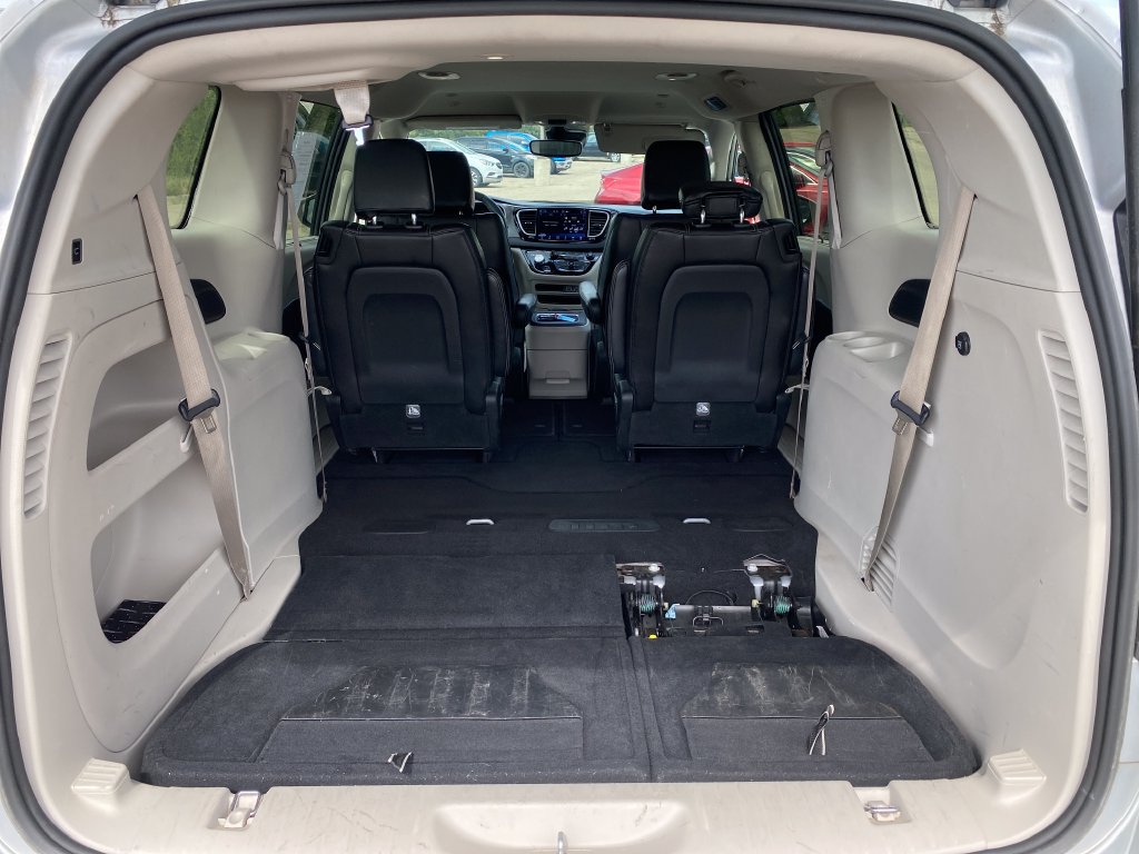 Used 2023 Chrysler Pacifica Touring-L FWD image 37
