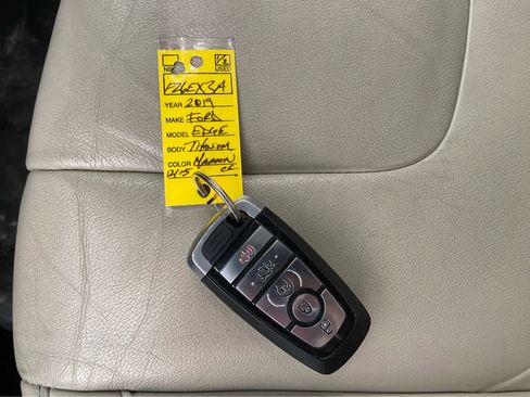 Used 2019 Ford Edge Titanium image 43