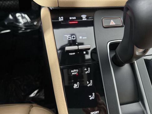 Certified 2022 Porsche Macan AWD/4WD image 30