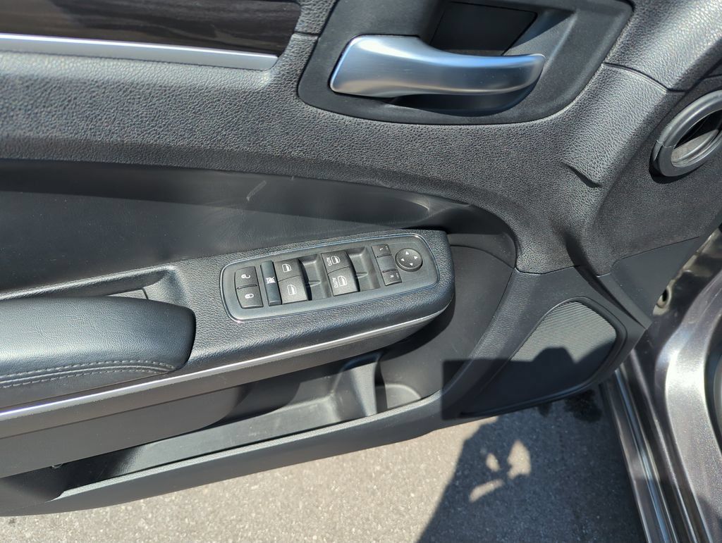 Used 2015 Chrysler 300 Limited RWD image 19