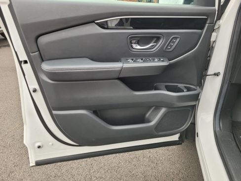 Used 2024 Honda Pilot Touring image 11