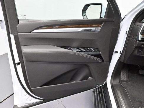 Certified 2026 Cadillac Escalade ESV Platinum Sport w/ LPO, ONYX Package AWD/4WD image 9