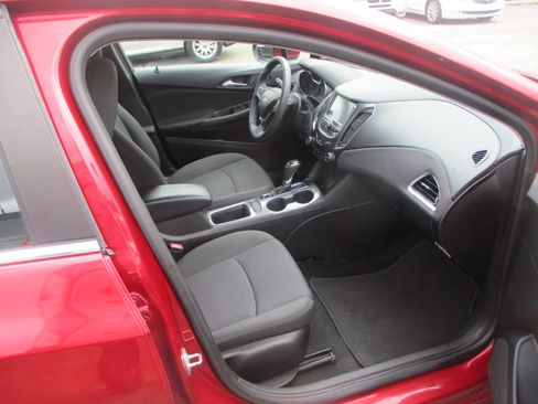 Used 2017 Chevrolet Cruze LT w/ Convenience Package image 8