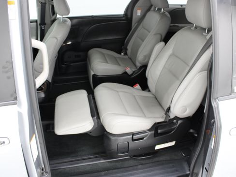 Used 2017 Toyota Sienna Limited FWD image 30