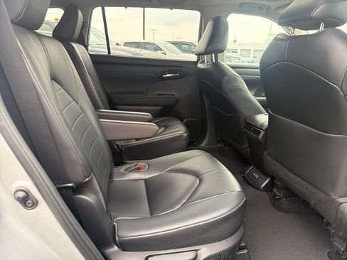 Used 2023 Toyota Highlander XLE AWD/4WD image 28