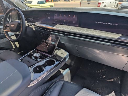 Certified 2025 Cadillac Escalade IQ Luxury 2 AWD/4WD image 10