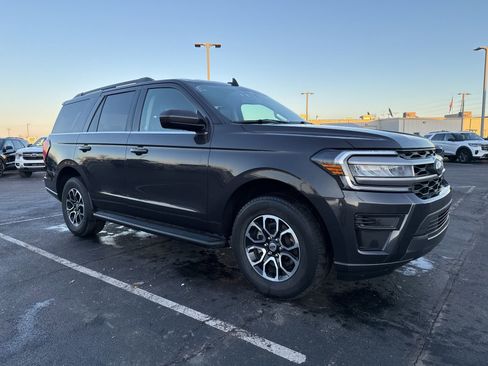 Used 2024 Ford Expedition XLT image 3
