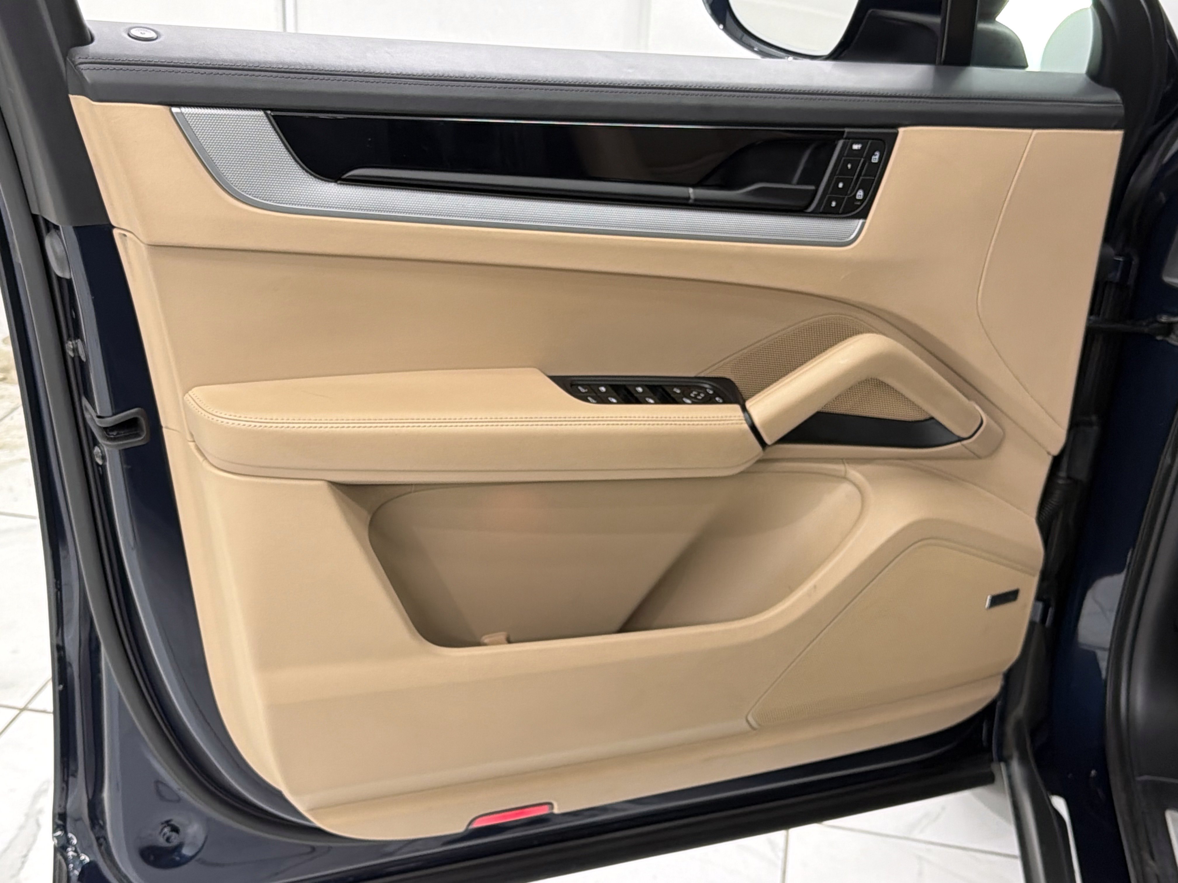 Certified 2024 Porsche Cayenne Coupe AWD/4WD image 26