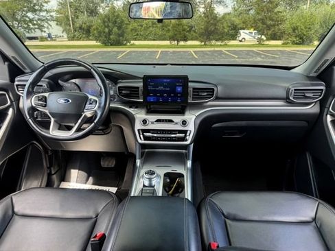 Used 2022 Ford Explorer XLT w/ Equipment Group 202A AWD/4WD image 16
