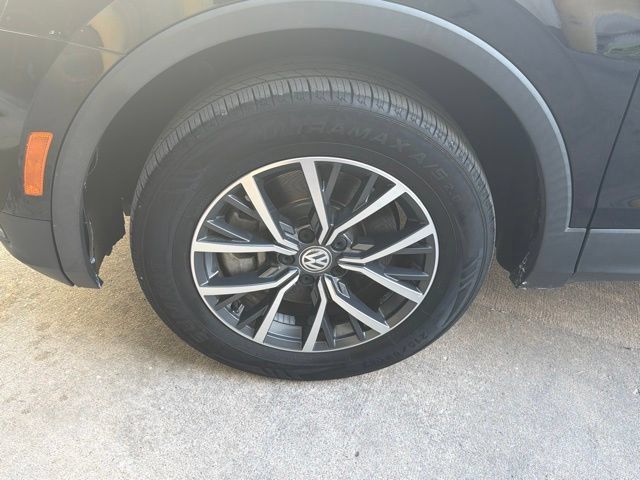 Used 2020 Volkswagen Tiguan SE w/ Panoramic Sunroof Package AWD/4WD image 11