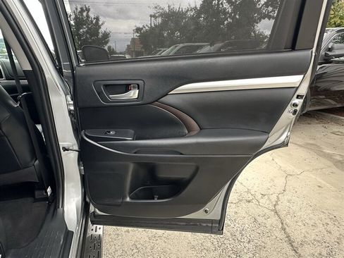 Used 2019 Toyota Highlander XLE AWD/4WD image 21