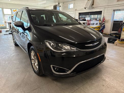 Used 2018 Chrysler Pacifica Limited image 76