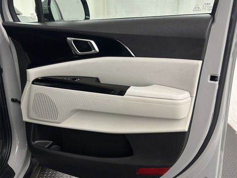 Used 2022 Kia Carnival EX image 37