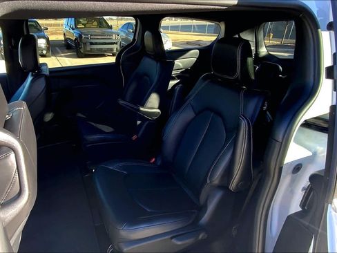 Used 2025 Chrysler Pacifica Select image 20
