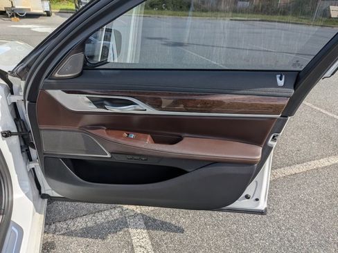 Used 2020 BMW 740i w/ Premium Package image 27