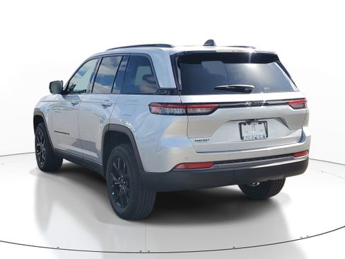 New 2026 Jeep Grand Cherokee Altitude RWD image 3