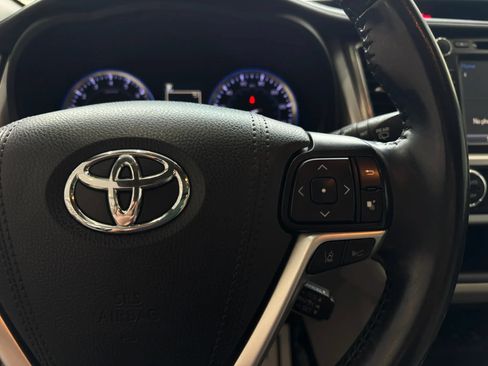 Used 2019 Toyota Highlander XLE AWD/4WD image 16