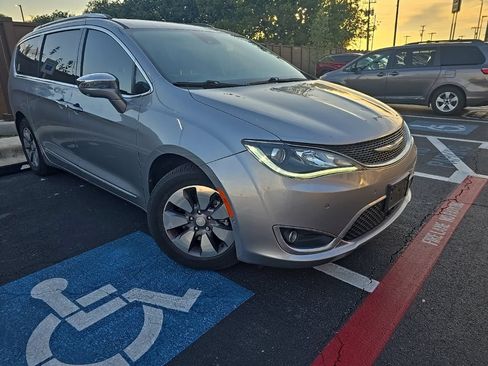 Used 2020 Chrysler Pacifica Limited FWD image 8