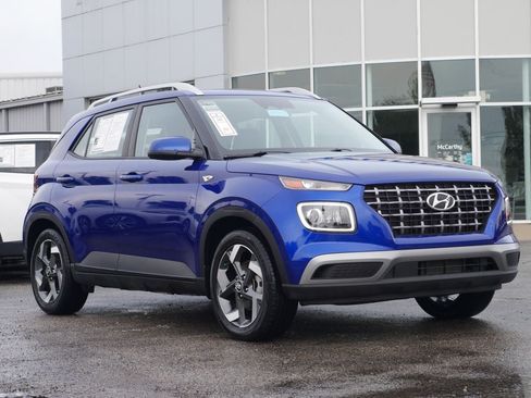Used 2023 Hyundai Venue Limited FWD image 2