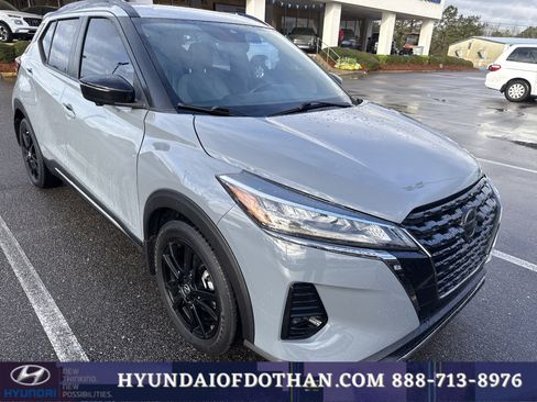 Used 2021 Nissan Kicks SR w/ SR Premium Package image 4