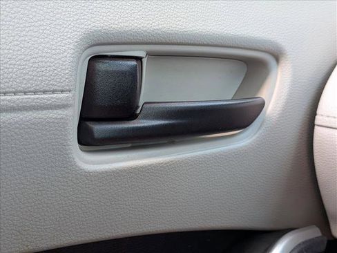 Used 2022 Toyota Corolla Cross L image 5