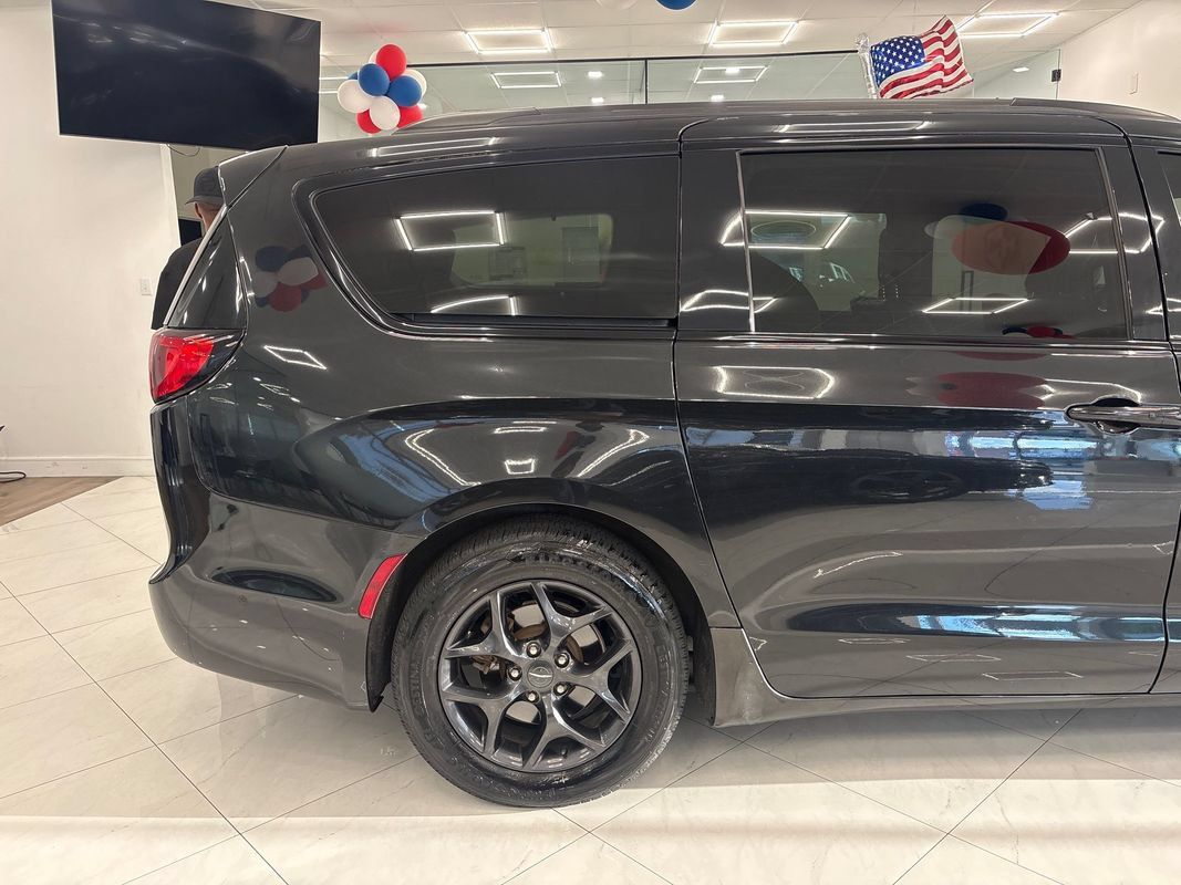 Used 2019 Chrysler Pacifica Touring-L Plus w/ Advanced Safetytec Group FWD image 8
