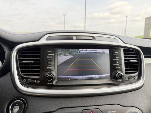 Used 2019 Kia Sorento SX image 17