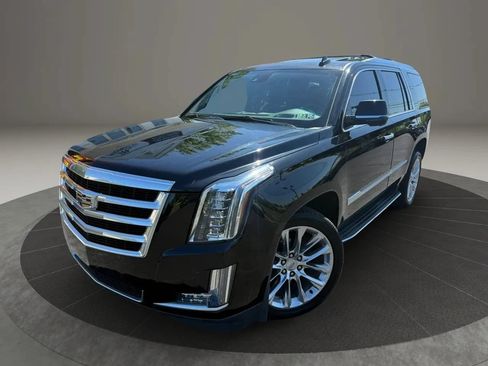Used 2018 Cadillac Escalade Luxury AWD/4WD image 2