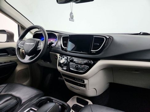 Used 2022 Chrysler Pacifica Touring-L FWD image 25